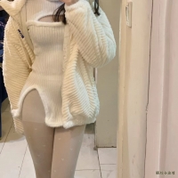 白丝小母狗不穿内裤就自拍